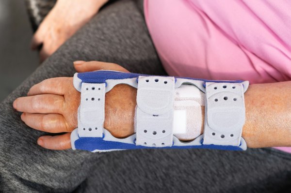 Découvrez l'attelle épaule adaptée à vos besoins